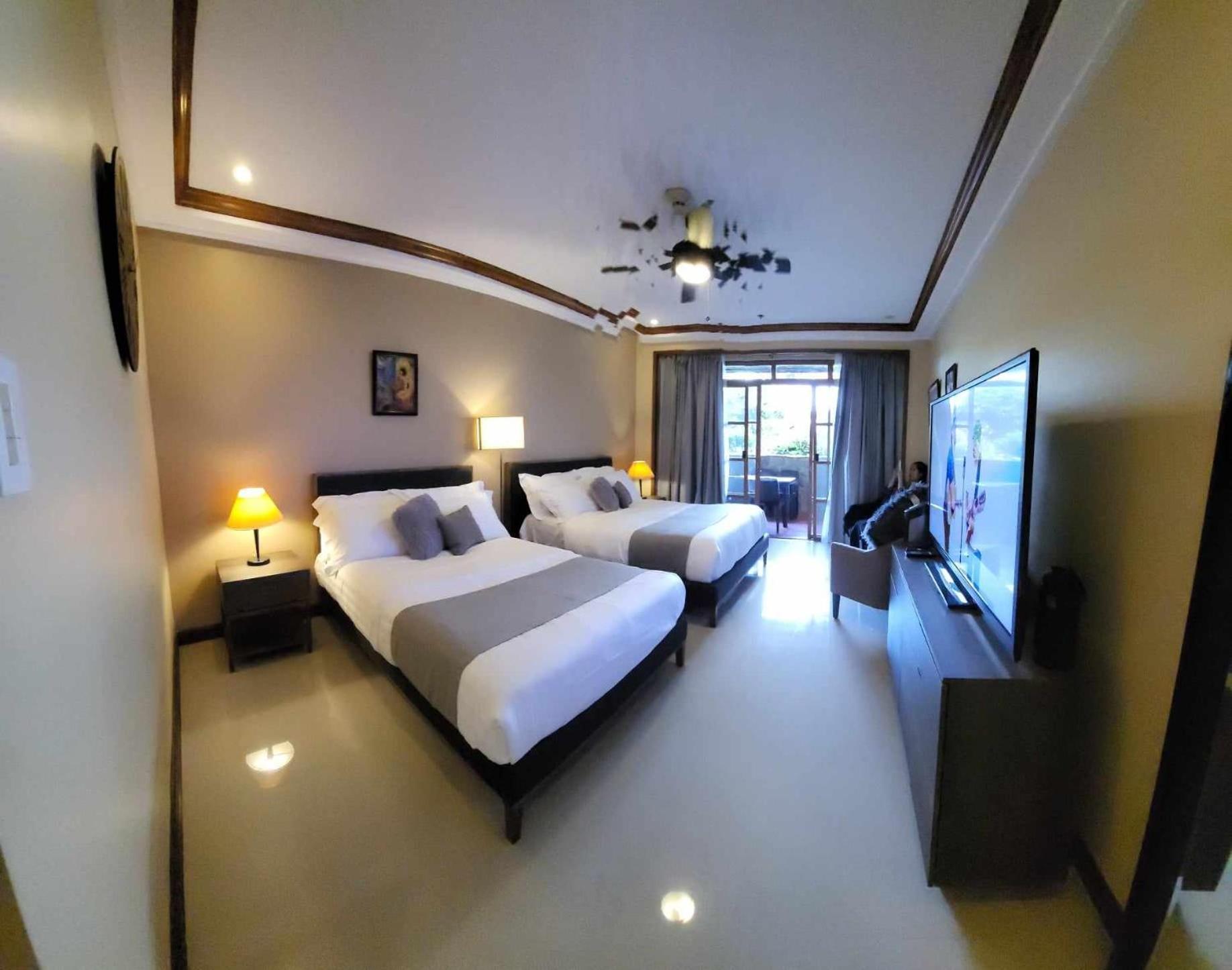 Charming Garden View,Privately Owned Deluxe Room At The Manor By Mist And Pine 바기오 외부 사진